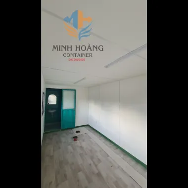 Nhà container 20 feet có toilet xanh lá viền đen