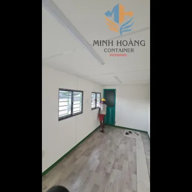 Nhà container 20 feet có toilet xanh lá viền đen