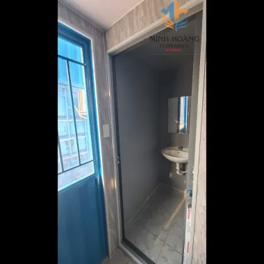 Nhà container 20 feet có toilet xanh dương vỏ container thường