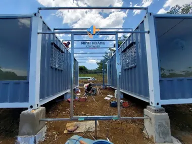 Hai văn phòng container 20 feet khung kính xám viền trắng