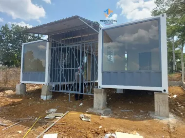 Hai văn phòng container 20 feet khung kính xám viền trắng