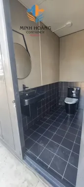Container cafe 40 feet khung kính có toilet và sân thượng màu đen tại Bình Dương