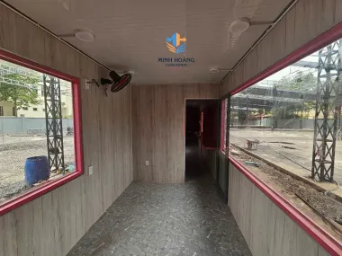 Container cafe 40 feet có sân thượng màu hồng pastel 