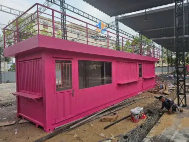 Container cafe 40 feet có sân thượng màu hồng pastel 