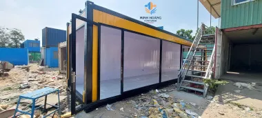 Container văn phòng 40 feet vàng viền đen khung kính tạo không gian mở