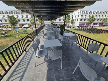 Container cafe lắp ghép 2x40 feet trắng + container toilet 40 feet xanh lá 