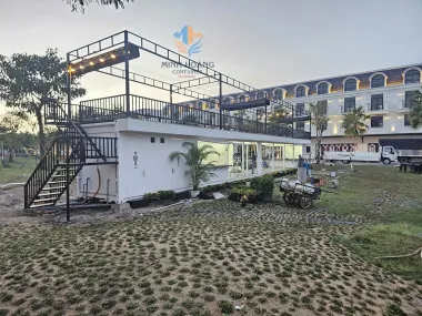 Container cafe lắp ghép 2x40 feet trắng + container toilet 40 feet xanh lá 