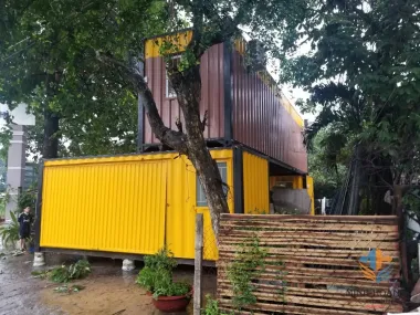 Mẫu nhà container ghép 2 tầng (1x40ft + 2x20ft) vàng viền đen hiện đại