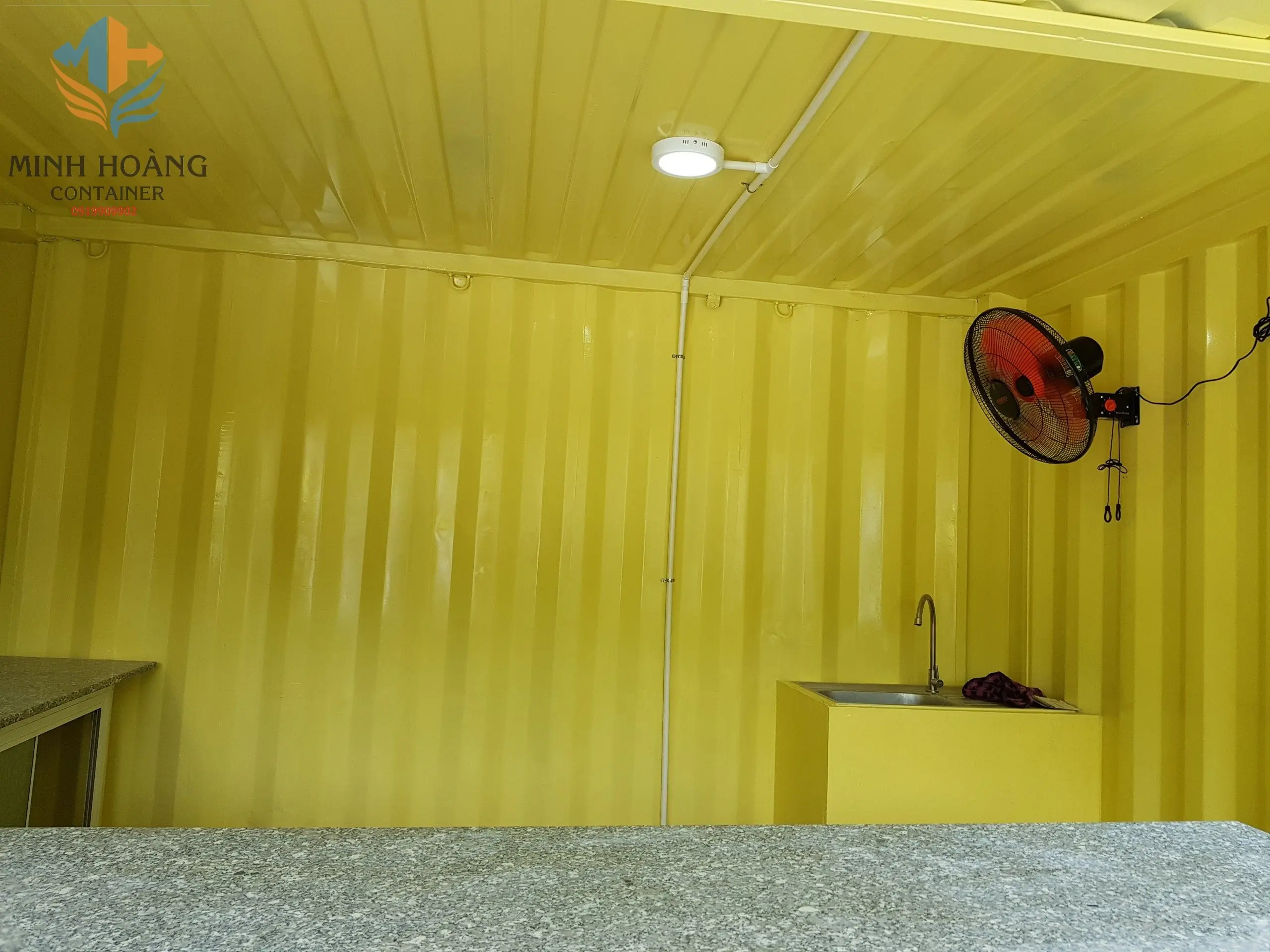 Container cafe 40 feet có sân thượng mái che xanh lá