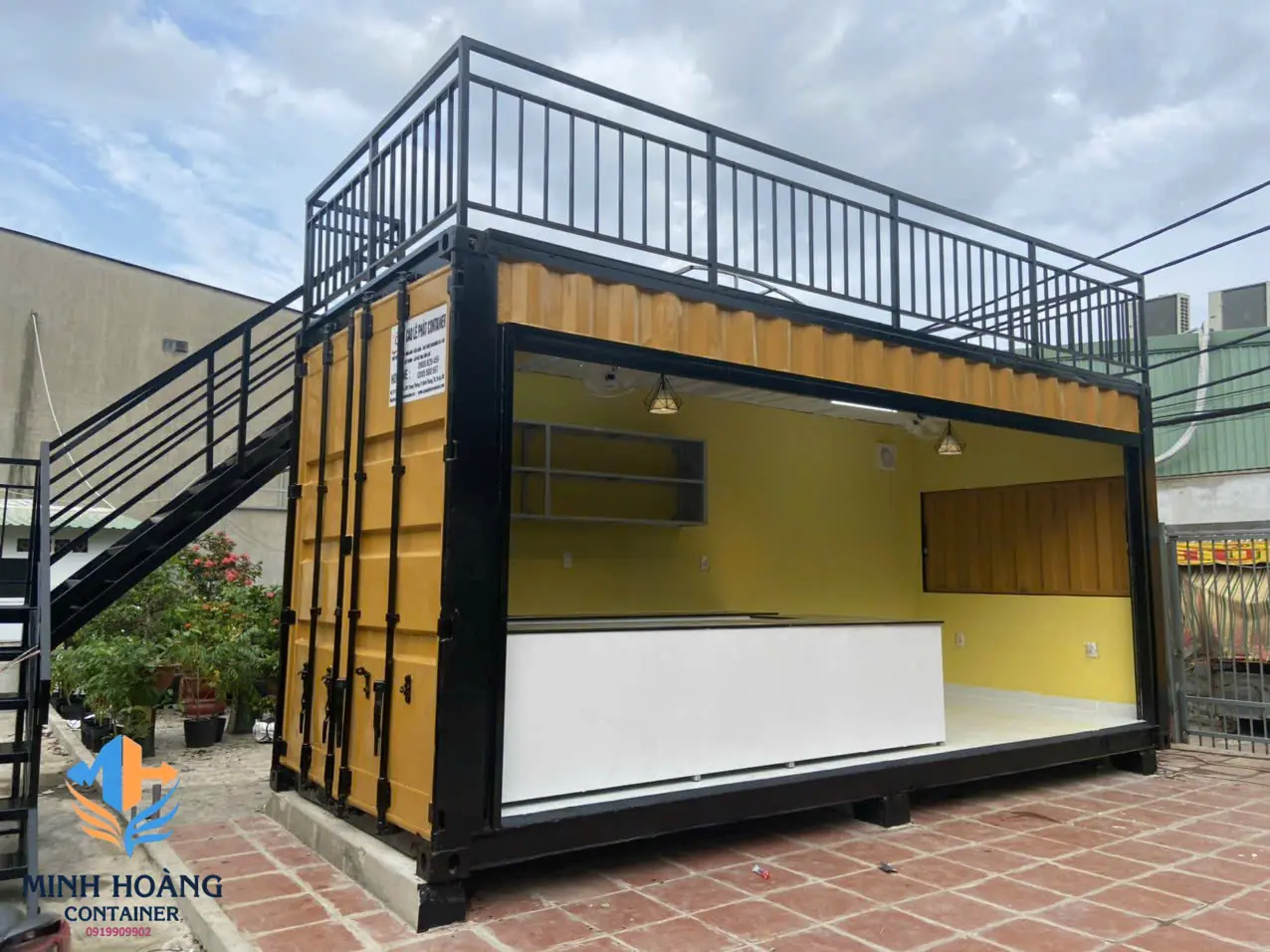 Container Cafe Sân Thượng 20 Feet Sang Trọng: Quầy Bar Chữ L Và Hệ Thống Đèn Decor