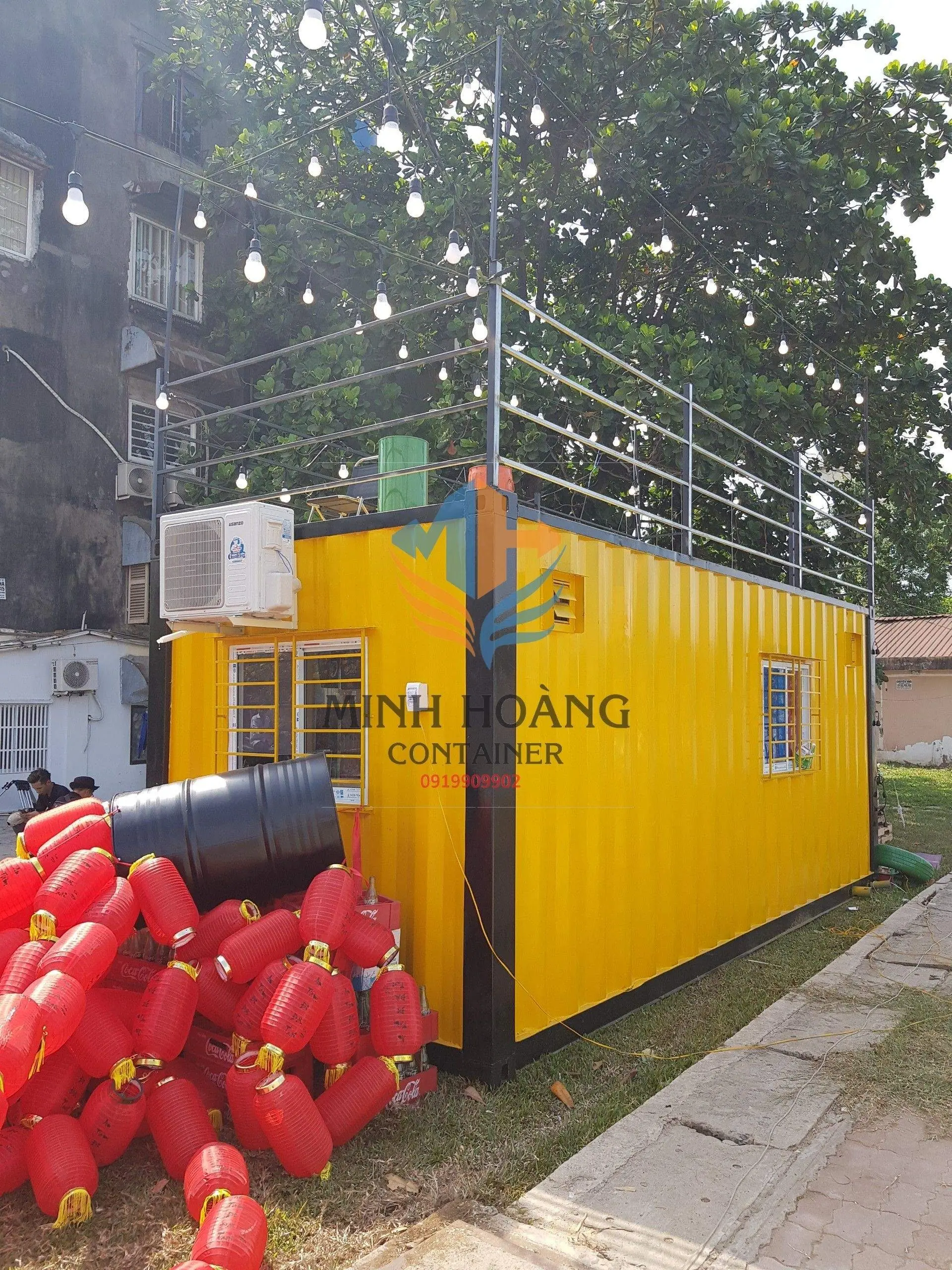 Container cafe 40 feet có sân thượng mái che xanh lá