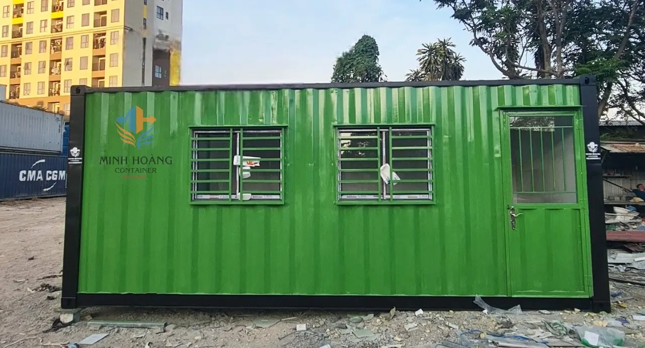 Nhà container 20 feet có toilet xanh lá viền đen