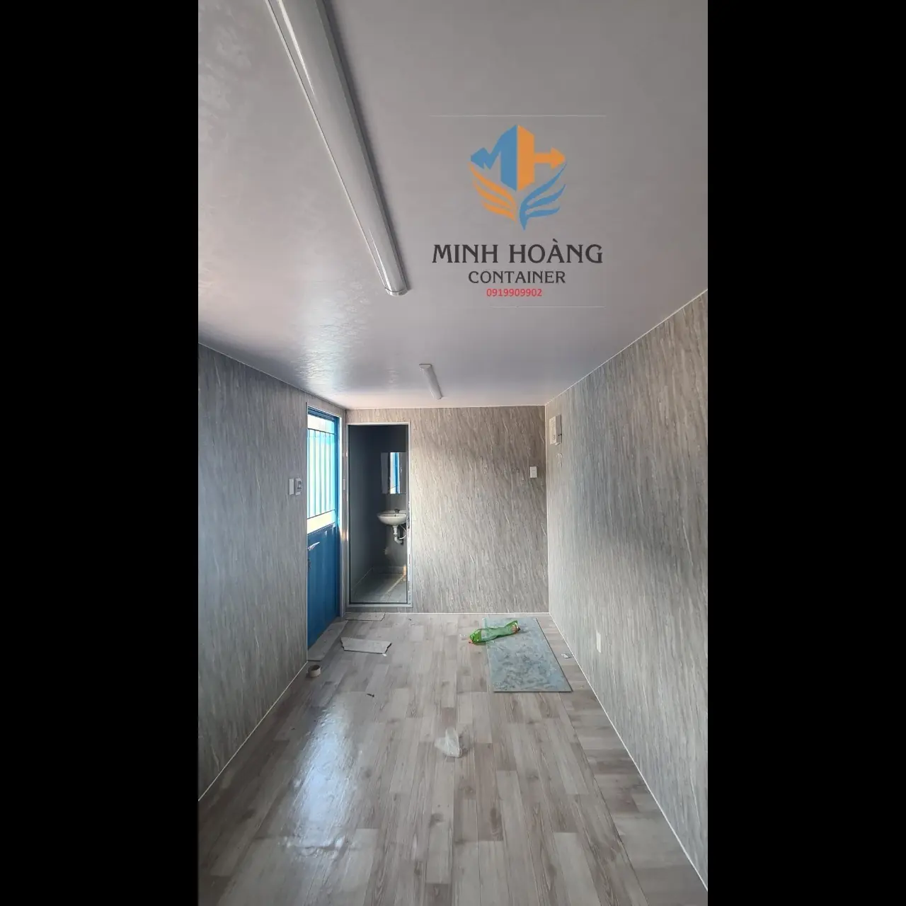 Nhà container 20 feet có toilet xanh dương vỏ container thường