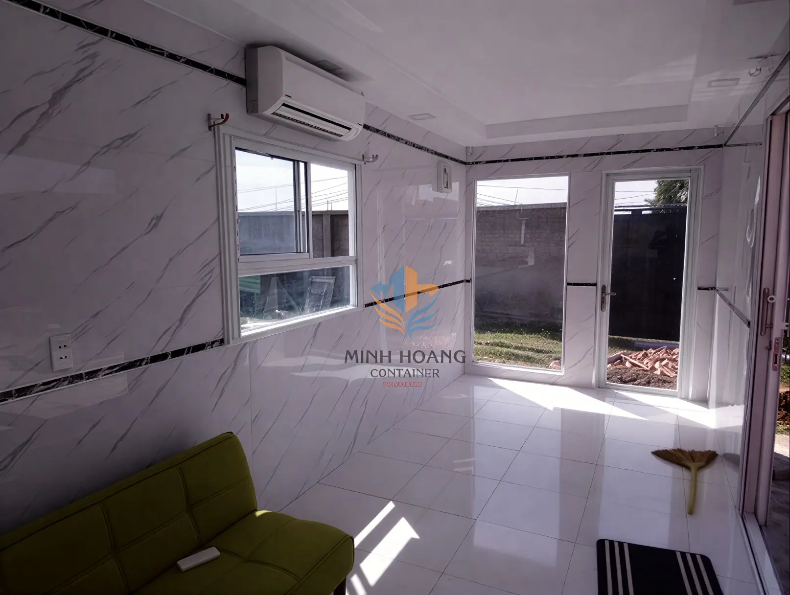 Mẫu nhà container ghép 2 tầng (1x40ft + 2x20ft) vàng viền đen hiện đại