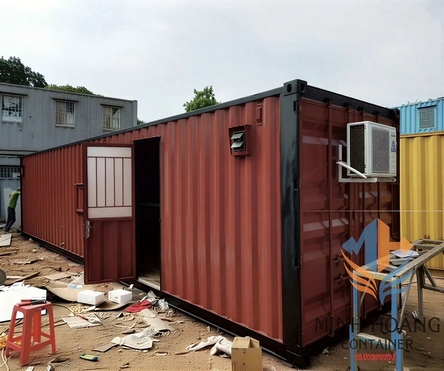 Container cafe 40 feet có sân thượng mái che xanh lá