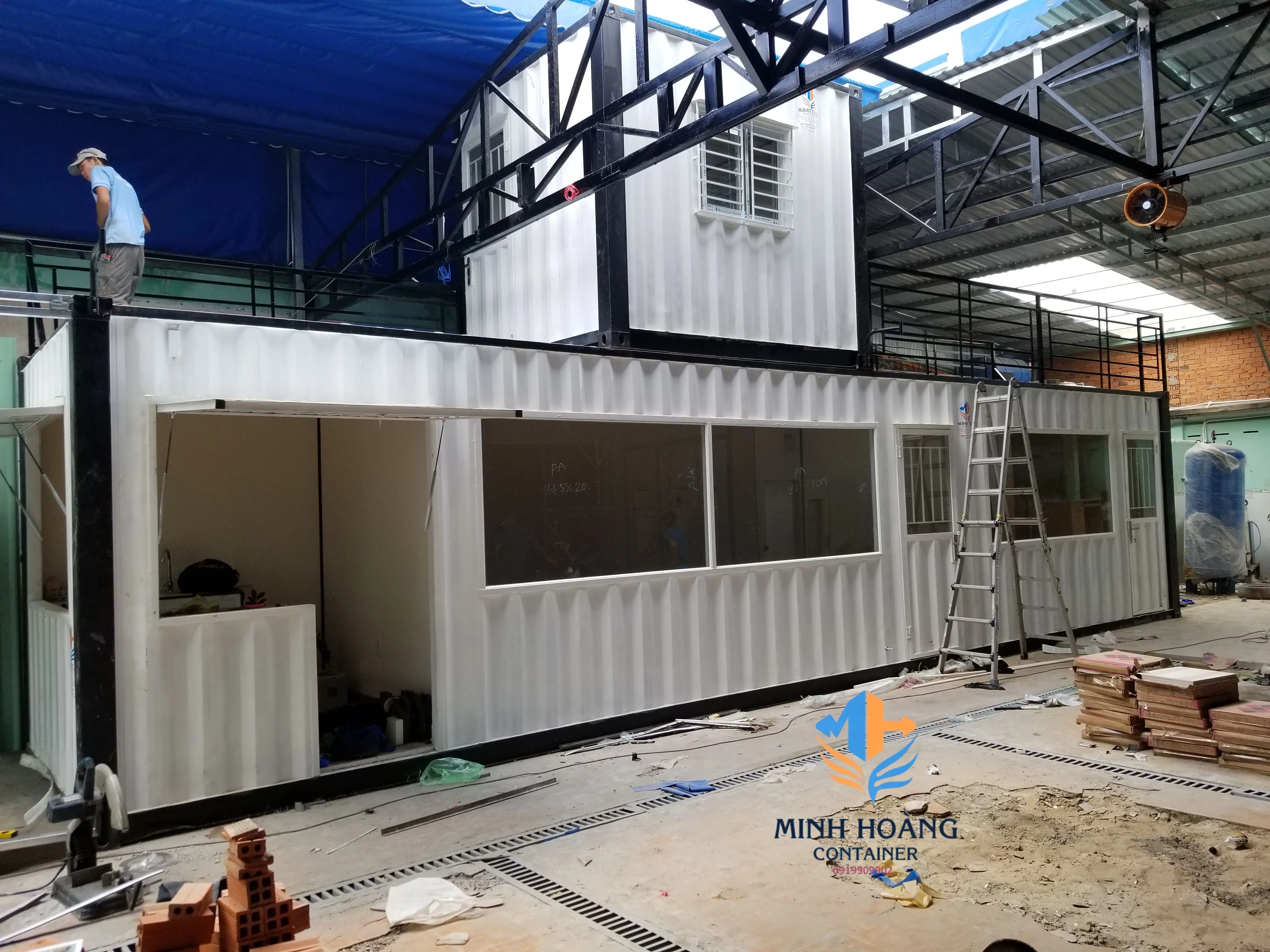 Container showroom garage lắp ghép 40 feet và 10 feet trắng viền đen Tân Phú
