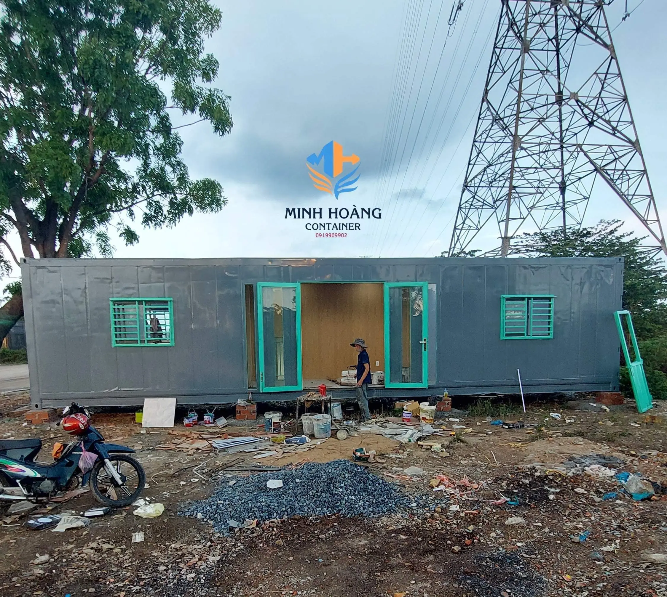 Nhà container 40 feet màu xám xanh đầy đủ điện, đèn, quạt hút, máy lạnh