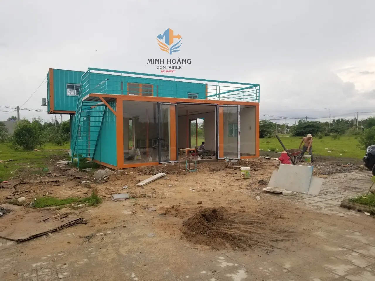 Container Nhà Ở 40 Feet Có Sân Thượng Màu Đỏ Kết Hợp Cầu Thang Gỗ