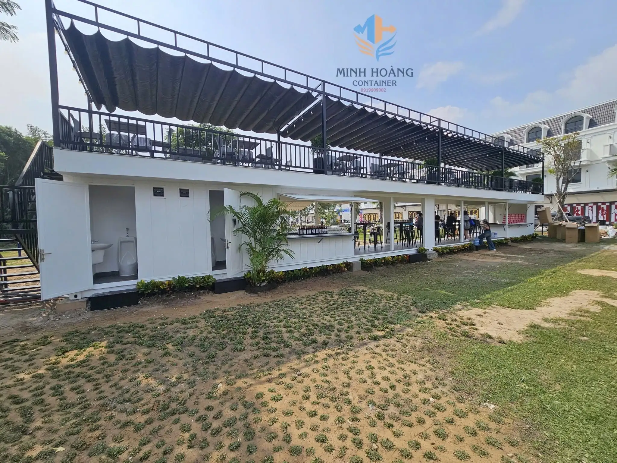 Container cafe lắp ghép 2x40 feet trắng + container toilet 40 feet xanh lá 
