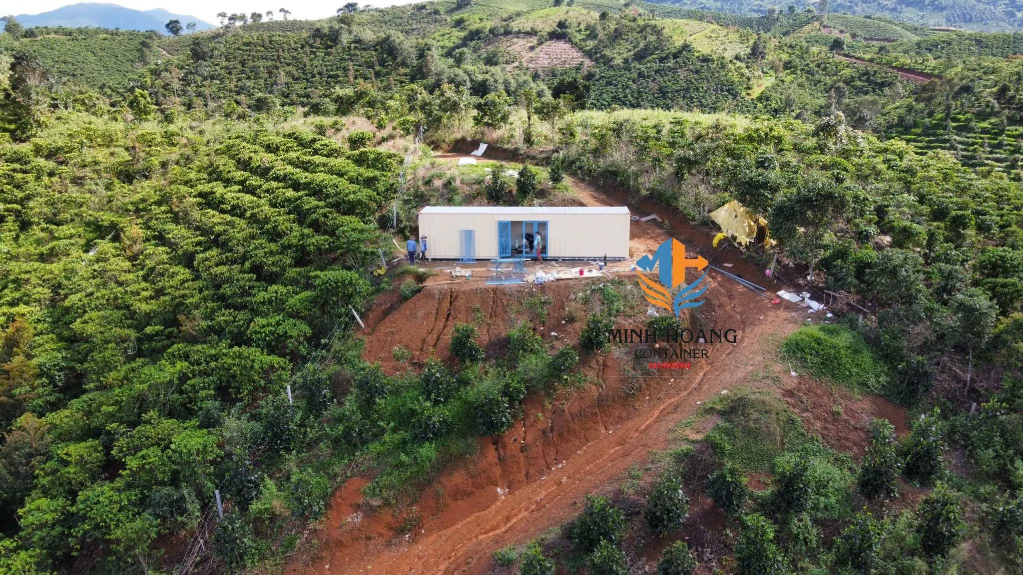 Container Văn Phòng 40 Feet Trắng – Cửa Đại Xanh Dương: Giải Pháp Không Gian Lưu Động Hoàn Hảo Cho Mọi Địa Hình