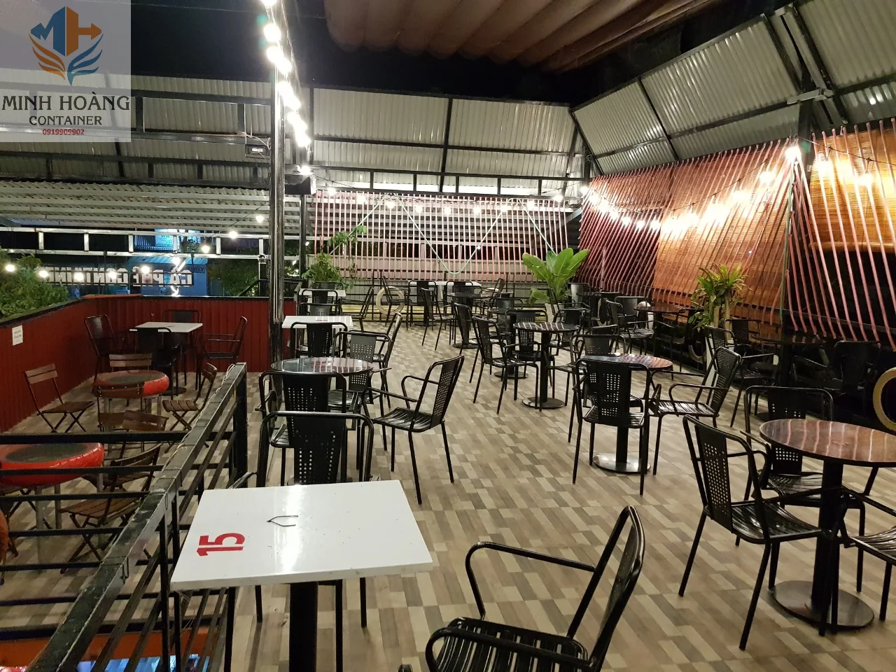 Hai container cafe 20 feet khung kính không gian mở