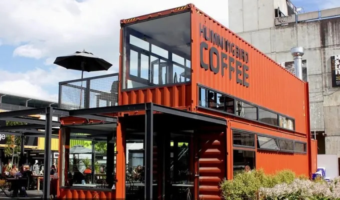 bằng cách di chuyển một vật chỉ thị